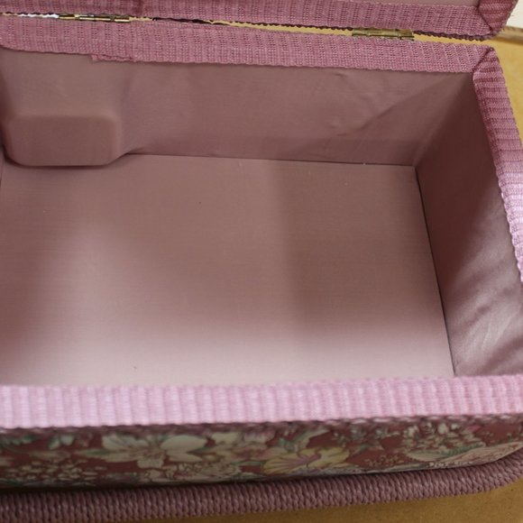 Vtg Pink Wicker Sewing Basket w/music Box Handle Pink Roses Fabric Pin C… - Picture 5 of 12